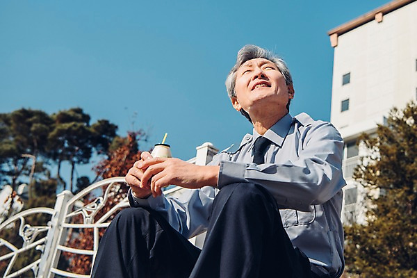 포토 JPG 주간 응시 노년 남자 유니폼 휴식 아파트 한명 상반신 야외 앞모습 실버라이프 산책로 한국인 올려보기 60대 실버취업 경비원 바나나우유 노인남자한명만 국내포토 자연요소 직업 1 라이프스타일 시선 옷 길 뷰포인트 컨셉 모션 주택 사람 동양인 성인 우유 구직 남자한명만 노인남자만 파일형식