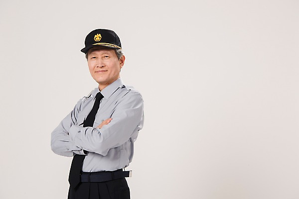 포토 JPG 스튜디오촬영 노년 남자 유니폼 실내 한명 미소 상반신 앞모습 실버라이프 팔짱 한국인 60대 실버취업 경비원 노인남자한명만 국내포토 직업 1 라이프스타일 옷 뷰포인트 모션 표정 사람 동양인 성인 내부 구직 남자한명만 노인남자만 파일형식