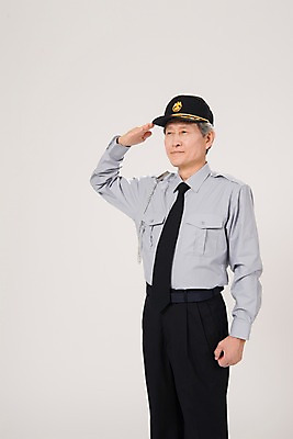 포토 JPG 스튜디오촬영 노년 남자 유니폼 넥타이 실내 한명 상반신 앞모습 실버라이프 한국인 60대 호루라기 경례 실버취업 경비원 노인남자한명만 국내포토 직업 1 라이프스타일 잡화 옷 뷰포인트 사람 동양인 성인 내부 구직 인사 남자한명만 노인남자만 파일형식