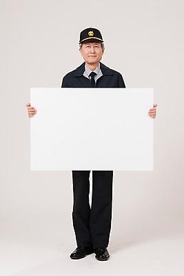 포토 JPG 스튜디오촬영 전신 배너 노년 남자 사각프레임 광고판 알림판 실내 한명 서기 들기 앞모습 실버라이프 한국인 60대 실버취업 경비원 노인남자한명만 국내포토 직업 1 라이프스타일 뷰포인트 모션 프레임 사람 동양인 성인 내부 사각형 구직 판 남자한명만 노인남자만 파일형식