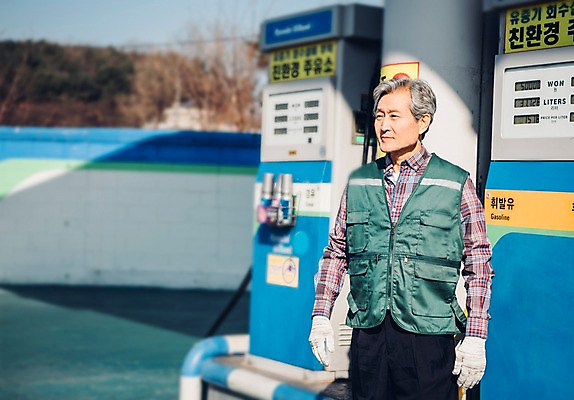 포토 JPG 주간 응시 노년 남자 한명 상반신 야외 앞모습 실버라이프 한국인 60대 주유기 주유소 실버취업 주유소직원 노인남자한명만 국내포토 자연요소 1 라이프스타일 시선 뷰포인트 사람 동양인 성인 기계 구직 직원 주유 남자한명만 노인남자만 파일형식