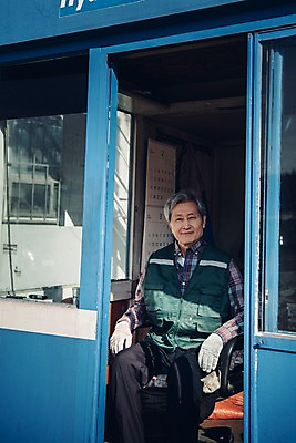 포토 JPG 주간 노년 남자 휴식 한명 앉기 상반신 야외 앞모습 실버라이프 한국인 60대 주유소 실버취업 주유소직원 노인남자한명만 국내포토 자연요소 1 라이프스타일 뷰포인트 컨셉 모션 사람 동양인 성인 구직 직원 남자한명만 노인남자만 파일형식