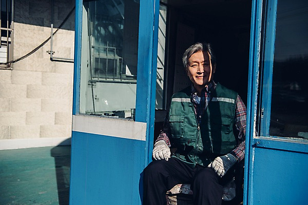 포토 JPG 주간 노년 남자 휴식 한명 앉기 상반신 야외 앞모습 실버라이프 한국인 60대 주유소 실버취업 주유소직원 노인남자한명만 국내포토 자연요소 1 라이프스타일 뷰포인트 컨셉 모션 사람 동양인 성인 구직 직원 남자한명만 노인남자만 파일형식