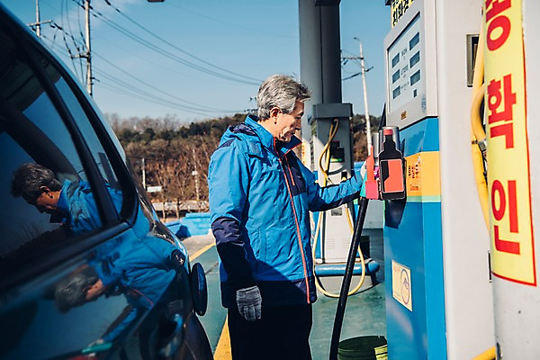 포토 JPG 주간 응시 노년 남자 자동차 한명 상반신 야외 옆모습 실버라이프 한국인 60대 주유기 주유소 실버취업 주유구 주유소직원 노인남자한명만 국내포토 자연요소 1 라이프스타일 시선 육상교통 뷰포인트 사람 동양인 성인 기계 구직 직원 주유 남자한명만 노인남자만 파일형식
