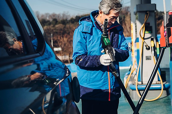 포토 JPG 주간 노년 남자 자동차 한명 상반신 야외 옆모습 실버라이프 한국인 60대 주유기 주유소 실버취업 주유구 주유소직원 노인남자한명만 국내포토 자연요소 1 라이프스타일 육상교통 뷰포인트 사람 동양인 성인 기계 구직 직원 주유 남자한명만 노인남자만 파일형식