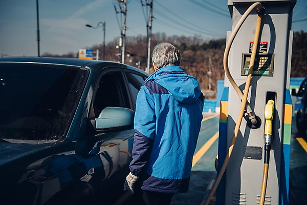 포토 JPG 주간 노년 남자 자동차 한명 상반신 야외 뒷모습 실버라이프 한국인 60대 주유기 주유소 실버취업 넣기 주유소직원 노인남자한명만 국내포토 자연요소 1 라이프스타일 육상교통 뷰포인트 모션 사람 동양인 성인 기계 구직 직원 주유 남자한명만 노인남자만 파일형식