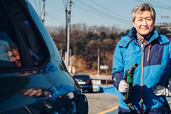 포토 JPG 주간 노년 남자 허리손 자동차 한명 미소 상반신 야외 앞모습 실버라이프 한국인 60대 주유기 주유소 실버취업 주유구 주유소직원 노인남자한명만 국내포토 자연요소 1 라이프스타일 육상교통 뷰포인트 포즈 표정 사람 동양인 성인 기계 구직 직원 주유 남자한명만 노인남자만 파일형식