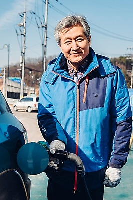 포토 JPG 주간 노년 남자 한명 미소 상반신 야외 앞모습 실버라이프 한국인 60대 주유기 주유소 실버취업 넣기 주유구 주유소직원 노인남자한명만 국내포토 자연요소 1 라이프스타일 뷰포인트 모션 표정 사람 동양인 성인 기계 구직 직원 주유 남자한명만 노인남자만 파일형식