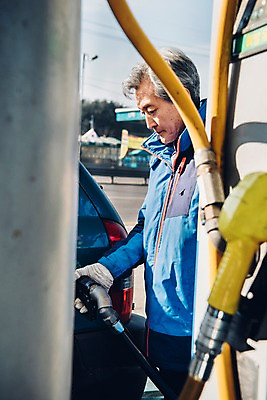 포토 JPG 주간 노년 남자 자동차 한명 상반신 야외 옆모습 실버라이프 한국인 60대 주유기 주유소 실버취업 넣기 주유구 주유소직원 노인남자한명만 국내포토 자연요소 1 라이프스타일 육상교통 뷰포인트 모션 사람 동양인 성인 기계 구직 직원 주유 남자한명만 노인남자만 파일형식