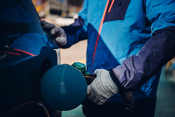 포토 JPG 주간 노년 남자 자동차 한명 상반신 야외 옆모습 실버라이프 한국인 60대 주유기 주유소 실버취업 넣기 주유구 주유소직원 노인남자한명만 국내포토 자연요소 1 라이프스타일 육상교통 뷰포인트 모션 사람 동양인 성인 기계 구직 직원 주유 남자한명만 노인남자만 파일형식