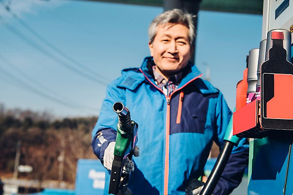 포토 JPG 주간 노년 남자 허리손 한명 미소 상반신 야외 앞모습 실버라이프 한국인 60대 주유기 주유소 실버취업 주유소직원 노인남자한명만 국내포토 자연요소 1 라이프스타일 뷰포인트 포즈 표정 사람 동양인 성인 기계 구직 직원 주유 남자한명만 노인남자만 파일형식