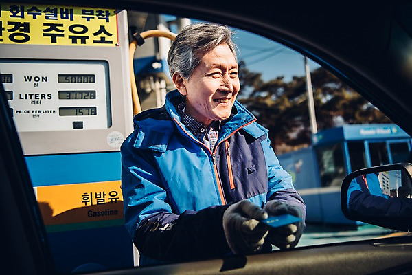 포토 JPG 주간 응시 노년 남자 자동차 한명 미소 상반신 야외 앞모습 실버라이프 한국인 신용카드 60대 전달 주유기 주유소 실버취업 주유소직원 노인남자한명만 국내포토 자연요소 1 라이프스타일 시선 육상교통 뷰포인트 표정 사람 동양인 성인 금융 기계 구직 직원 주유 남자한명만 노인남자만 파일형식