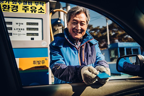 포토 JPG 주간 노년 남자 자동차 한명 상반신 야외 앞모습 실버라이프 한국인 신용카드 60대 전달 주유기 주유소 실버취업 주유소직원 노인남자한명만 국내포토 자연요소 1 라이프스타일 육상교통 뷰포인트 사람 동양인 성인 금융 기계 구직 직원 주유 남자한명만 노인남자만 파일형식