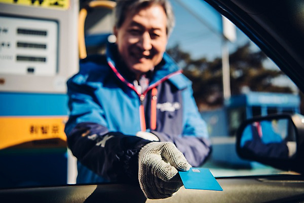 포토 JPG 주간 노년 남자 자동차 한명 미소 상반신 야외 앞모습 실버라이프 한국인 신용카드 60대 손내밀기 주유기 주유소 실버취업 주유소직원 노인남자한명만 국내포토 자연요소 1 라이프스타일 육상교통 뷰포인트 표정 사람 동양인 손짓 성인 금융 기계 구직 직원 주유 남자한명만 노인남자만 파일형식