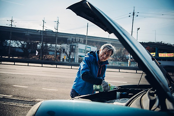 포토 JPG 주간 노년 남자 도로 자동차 한명 미소 상반신 야외 옆모습 실버라이프 한국인 붓기 60대 주유소 실버취업 워셔액 노인남자한명만 국내포토 자연요소 1 라이프스타일 길 육상교통 뷰포인트 교통시설 모션 표정 사람 동양인 성인 구직 차량용품 남자한명만 노인남자만 파일형식