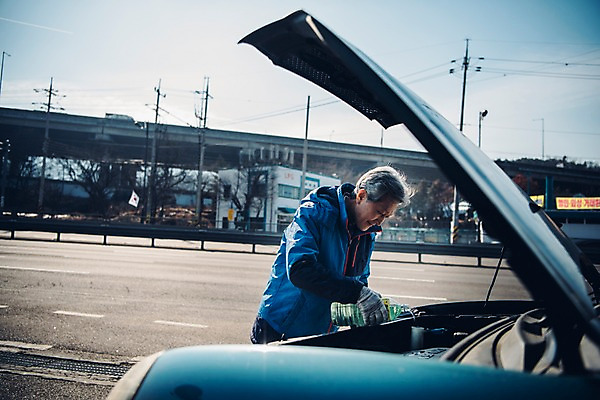 포토 JPG 주간 노년 남자 도로 자동차 한명 서기 상반신 야외 옆모습 실버라이프 한국인 붓기 60대 주유소 실버취업 워셔액 노인남자한명만 국내포토 자연요소 1 라이프스타일 길 육상교통 뷰포인트 교통시설 모션 사람 동양인 성인 구직 차량용품 남자한명만 노인남자만 파일형식