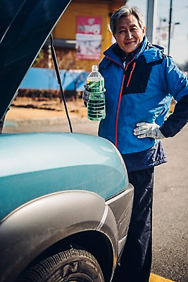 포토 JPG 주간 전신 노년 남자 허리손 자동차 한명 들기 야외 앞모습 60대 주유소 실버취업 워셔액 노인남자한명만 국내포토 자연요소 1 육상교통 뷰포인트 포즈 모션 사람 성인 구직 차량용품 남자한명만 노인남자만 파일형식