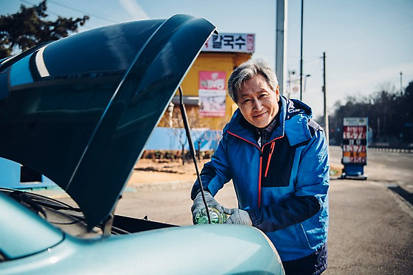 포토 JPG 주간 노년 남자 자동차 한명 미소 상반신 야외 앞모습 붓기 60대 주유소 실버취업 워셔액 노인남자한명만 국내포토 자연요소 1 육상교통 뷰포인트 모션 표정 사람 성인 구직 차량용품 남자한명만 노인남자만 파일형식