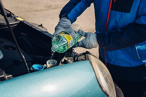 포토 JPG 주간 노년 남자 자동차 한명 상반신 야외 앞모습 붓기 60대 주유소 실버취업 워셔액 노인남자한명만 국내포토 자연요소 1 육상교통 뷰포인트 모션 사람 성인 구직 차량용품 남자한명만 노인남자만 파일형식