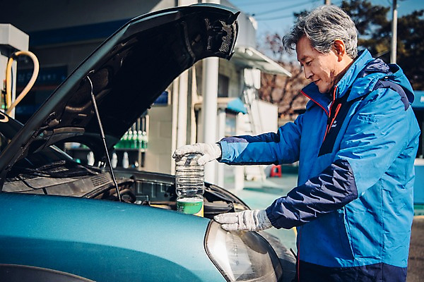 포토 JPG 주간 노년 남자 자동차 한명 서기 상반신 야외 옆모습 붓기 60대 주유소 실버취업 워셔액 노인남자한명만 국내포토 자연요소 1 육상교통 뷰포인트 모션 사람 성인 구직 차량용품 남자한명만 노인남자만 파일형식