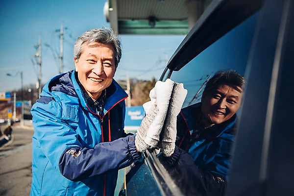 포토 JPG 주간 노년 남자 자동차 한명 미소 상반신 야외 옆모습 실버라이프 한국인 60대 걸레 닦기 주유소 실버취업 세차 노인남자한명만 국내포토 자연요소 1 라이프스타일 육상교통 뷰포인트 모션 표정 사람 동양인 성인 구직 청소도구 남자한명만 노인남자만 파일형식