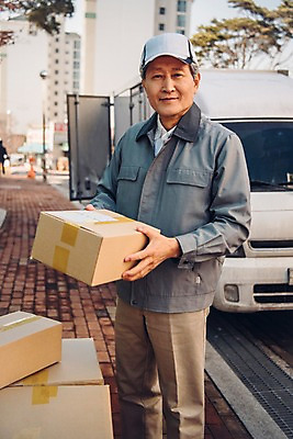 포토 JPG 주간 노년 남자 한명 들기 상반신 야외 앞모습 실버라이프 한국인 트럭 택배기사 60대 배송 실버취업 택배상자 아파트단지 노인남자한명만 국내포토 자연요소 1 라이프스타일 뷰포인트 모션 자동차 아파트 사람 동양인 성인 상자 구직 배달원 택배 남자한명만 노인남자만 파일형식