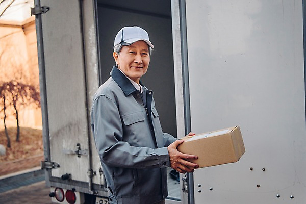 포토 JPG 주간 노년 남자 한명 미소 상반신 야외 옆모습 실버라이프 한개 한국인 트럭 택배기사 60대 배송 전달 실버취업 택배상자 노인남자한명만 국내포토 자연요소 1 라이프스타일 뷰포인트 자동차 표정 사람 동양인 성인 상자 구직 배달원 택배 남자한명만 노인남자만 파일형식