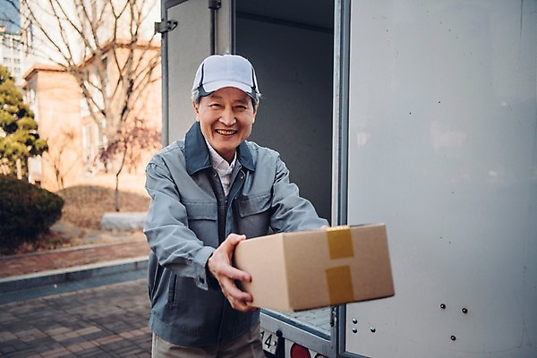 포토 JPG 주간 노년 남자 한명 미소 상반신 야외 앞모습 실버라이프 한개 한국인 트럭 택배기사 60대 배송 전달 실버취업 택배상자 아파트단지 노인남자한명만 국내포토 자연요소 1 라이프스타일 뷰포인트 자동차 아파트 표정 사람 동양인 성인 상자 구직 배달원 택배 남자한명만 노인남자만 파일형식