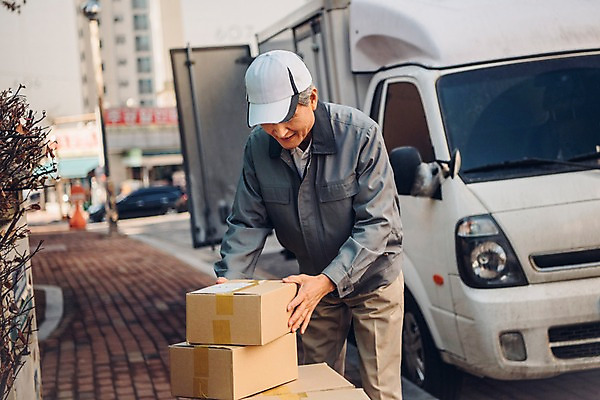포토 JPG 주간 노년 남자 한명 상반신 야외 앞모습 실버라이프 쌓기 한국인 트럭 택배기사 60대 실버취업 택배상자 아파트단지 노인남자한명만 국내포토 자연요소 1 라이프스타일 뷰포인트 모션 자동차 아파트 사람 동양인 성인 상자 구직 배달원 택배 남자한명만 노인남자만 파일형식