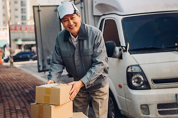 포토 JPG 주간 노년 남자 한명 미소 상반신 야외 앞모습 실버라이프 쌓기 한국인 트럭 택배기사 60대 실버취업 택배상자 아파트단지 노인남자한명만 국내포토 자연요소 1 라이프스타일 뷰포인트 모션 자동차 아파트 표정 사람 동양인 성인 상자 구직 배달원 택배 남자한명만 노인남자만 파일형식