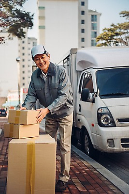 포토 JPG 주간 전신 노년 남자 한명 미소 야외 앞모습 실버라이프 쌓기 한국인 트럭 택배기사 60대 실버취업 택배상자 아파트단지 노인남자한명만 국내포토 자연요소 1 라이프스타일 뷰포인트 모션 자동차 아파트 표정 사람 동양인 성인 상자 구직 배달원 택배 남자한명만 노인남자만 파일형식