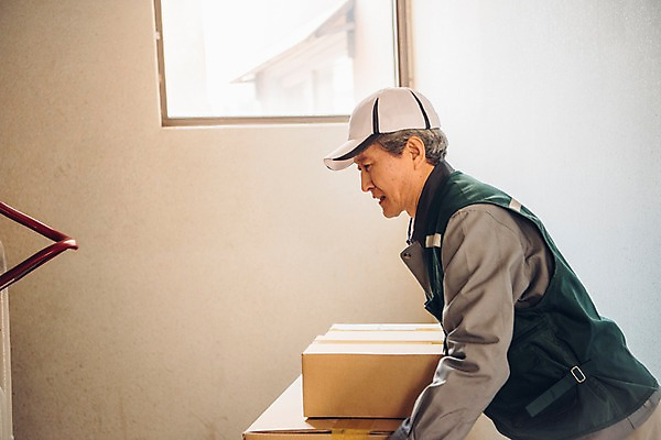 포토 JPG 주간 노년 남자 실내 한명 상반신 옆모습 실버라이프 계단 한국인 택배기사 60대 배송 오르기 무거움 실버취업 택배상자 힘듦 노인남자한명만 국내포토 자연요소 1 라이프스타일 뷰포인트 컨셉 모션 사람 동양인 성인 내부 상자 구직 무게 배달원 택배 남자한명만 노인남자만 파일형식