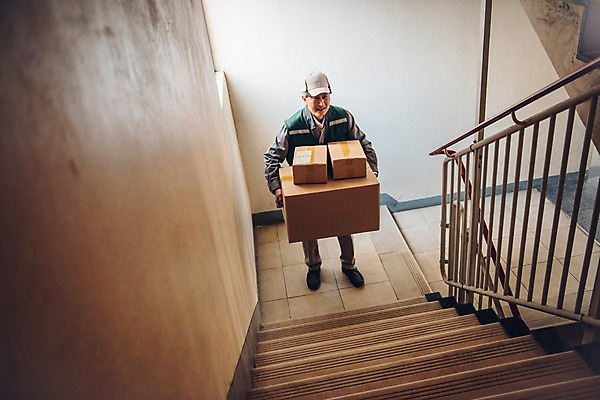 포토 JPG 전신 노년 남자 아파트 실내 한명 앞모습 실버라이프 계단 한국인 택배기사 60대 배송 무거움 실버취업 택배상자 힘듦 노인남자한명만 국내포토 1 라이프스타일 뷰포인트 컨셉 주택 사람 동양인 성인 내부 상자 구직 무게 배달원 택배 남자한명만 노인남자만 파일형식