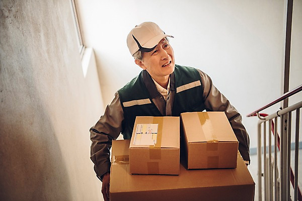 포토 JPG 노년 남자 아파트 실내 한명 상반신 앞모습 실버라이프 계단 한국인 찡그림 택배기사 60대 배송 무거움 실버취업 택배상자 힘듦 노인남자한명만 국내포토 1 라이프스타일 뷰포인트 컨셉 주택 표정 사람 동양인 성인 내부 상자 구직 무게 배달원 택배 남자한명만 노인남자만 파일형식
