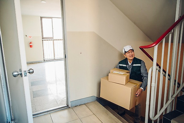 포토 JPG 노년 남자 아파트 실내 한명 상반신 앞모습 실버라이프 계단 한국인 택배기사 60대 배송 무거움 실버취업 택배상자 노인남자한명만 국내포토 1 라이프스타일 뷰포인트 주택 사람 동양인 성인 내부 상자 구직 무게 배달원 택배 남자한명만 노인남자만 파일형식