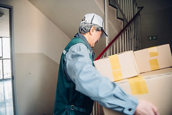 포토 JPG 노년 남자 실내 한명 들기 상반신 옆모습 실버라이프 계단 한국인 택배기사 60대 배송 실버취업 택배상자 노인남자한명만 국내포토 1 라이프스타일 뷰포인트 모션 사람 동양인 성인 내부 상자 구직 배달원 택배 남자한명만 노인남자만 파일형식