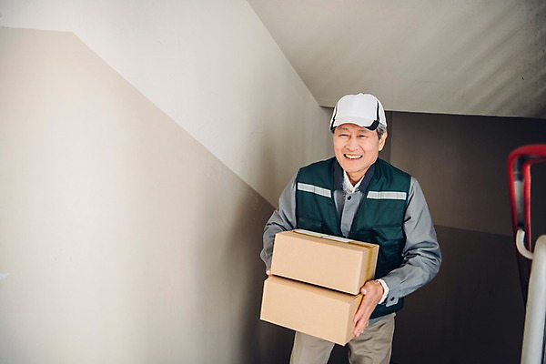 포토 JPG 주간 노년 남자 한명 미소 상반신 야외 앞모습 실버라이프 계단 한국인 택배기사 60대 배송 실버취업 택배상자 노인남자한명만 국내포토 자연요소 1 라이프스타일 뷰포인트 표정 사람 동양인 성인 상자 구직 배달원 택배 남자한명만 노인남자만 파일형식