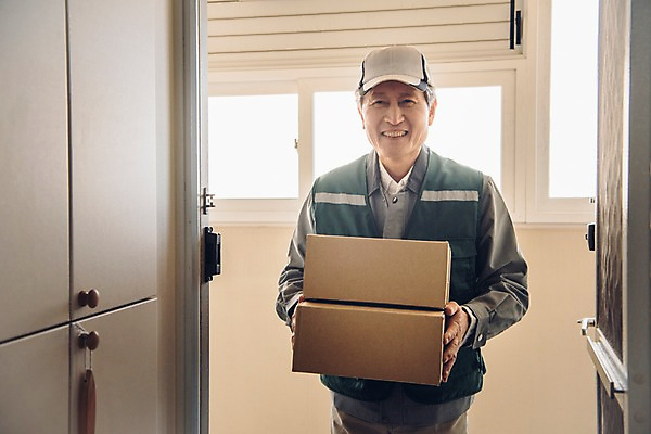 포토 JPG 주간 노년 남자 한명 미소 들기 상반신 야외 앞모습 실버라이프 한국인 택배기사 60대 배송 현관문 전달 실버취업 택배상자 노인남자한명만 국내포토 자연요소 1 라이프스타일 뷰포인트 모션 표정 사람 동양인 성인 상자 문 구직 배달원 택배 남자한명만 노인남자만 파일형식