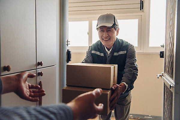 포토 JPG 주간 노년 남자 미소 상반신 성인 야외 두명 앞모습 실버라이프 한국인 택배기사 60대 배송 현관문 전달 실버취업 택배상자 국내포토 자연요소 라이프스타일 뷰포인트 표정 사람 동양인 상자 문 구직 배달원 택배 파일형식