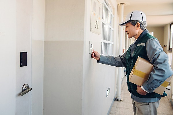 포토 자연요소 1 라이프스타일 노년 뷰포인트 모션 주택 사람 동양인 성인 상자 문 구직 종 배달원 택배 남자한명만 노인남자만 파일형식 창문 현관문 복도 아파트 배송 초인종 누름 들기 택배상자 택배기사 60대 JPG 실버라이프 한국인 한명 남자 주간 옆모습 상반신 노인남자한명만 실버취업 야외 국내포토