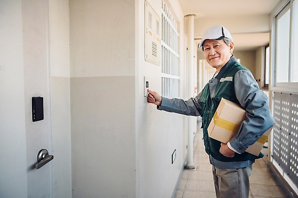 포토 JPG 주간 노년 남자 아파트 한명 들기 상반신 야외 옆모습 실버라이프 한국인 초인종 복도 누름 택배기사 60대 배송 실버취업 택배상자 노인남자한명만 국내포토 자연요소 1 라이프스타일 뷰포인트 모션 주택 사람 동양인 성인 상자 구직 종 배달원 택배 남자한명만 노인남자만 파일형식
