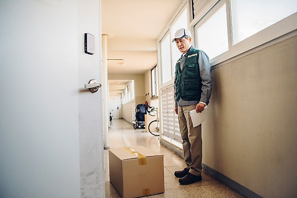 포토 JPG 주간 전신 응시 노년 남자 아파트 한명 야외 옆모습 실버라이프 한국인 오픈 복도 택배기사 60대 현관문 실버취업 택배상자 운송장 노인남자한명만 국내포토 자연요소 1 라이프스타일 시선 뷰포인트 주택 사람 동양인 성인 상자 문 구직 배달원 택배 남자한명만 노인남자만 파일형식