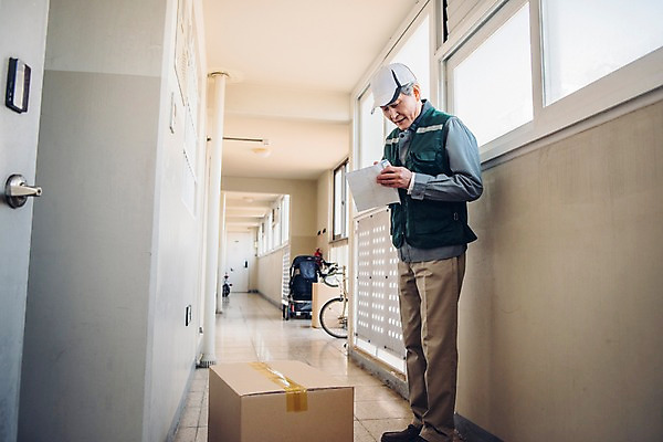 포토 JPG 주간 전신 응시 노년 남자 아파트 한명 야외 옆모습 실버라이프 한국인 복도 택배기사 60대 배송 현관문 실버취업 택배상자 운송장 노인남자한명만 국내포토 자연요소 1 라이프스타일 시선 뷰포인트 주택 사람 동양인 성인 상자 문 구직 배달원 택배 남자한명만 노인남자만 파일형식