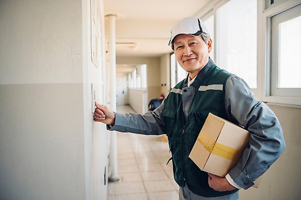 포토 JPG 주간 노년 남자 아파트 한명 미소 상반신 야외 옆모습 실버라이프 한국인 초인종 복도 누름 택배기사 60대 배송 실버취업 택배상자 노인남자한명만 국내포토 자연요소 1 라이프스타일 뷰포인트 모션 주택 표정 사람 동양인 성인 상자 구직 종 배달원 택배 남자한명만 노인남자만 파일형식
