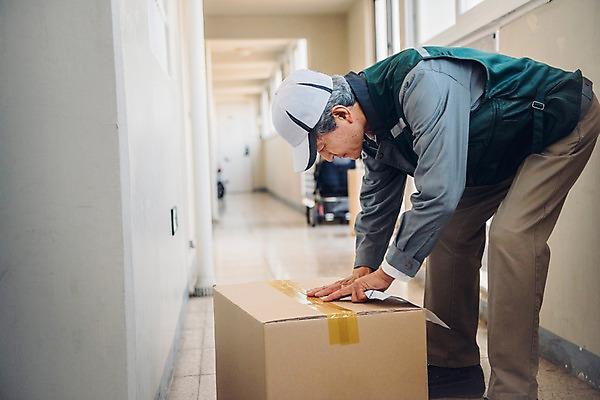 포토 JPG 주간 전신 응시 노년 남자 아파트 한명 야외 옆모습 실버라이프 한국인 복도 택배기사 60대 실버취업 택배상자 붙이기 운송장 노인남자한명만 국내포토 자연요소 1 라이프스타일 시선 뷰포인트 모션 주택 사람 동양인 성인 상자 구직 배달원 택배 남자한명만 노인남자만 파일형식