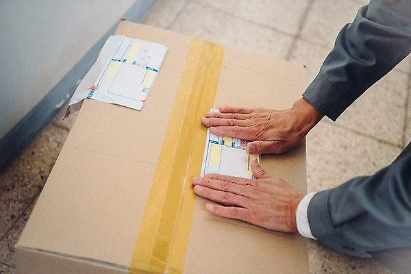 포토 JPG 주간 손 노년 남자 아파트 한명 야외 신체부위 실버라이프 한국인 복도 택배기사 60대 실버취업 택배상자 붙이기 운송장 노인남자한명만 국내포토 자연요소 1 라이프스타일 모션 주택 사람 동양인 성인 상자 구직 배달원 택배 남자한명만 노인남자만 파일형식