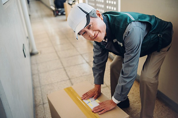 포토 JPG 주간 전신 노년 남자 아파트 한명 미소 야외 옆모습 실버라이프 한국인 복도 택배기사 60대 실버취업 택배상자 붙이기 운송장 노인남자한명만 국내포토 자연요소 1 라이프스타일 뷰포인트 모션 주택 표정 사람 동양인 성인 상자 구직 배달원 택배 남자한명만 노인남자만 파일형식