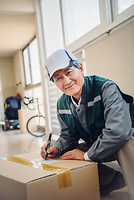 포토 JPG 주간 전신 노년 남자 아파트 한명 미소 야외 옆모습 실버라이프 펜 한국인 기록 택배기사 60대 배송 실버취업 택배상자 운송장 노인남자한명만 국내포토 자연요소 1 라이프스타일 뷰포인트 주택 표정 사람 동양인 성인 상자 필기구 구직 배달원 택배 남자한명만 노인남자만 파일형식