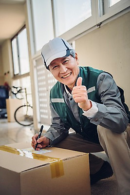 포토 JPG 주간 전신 노년 남자 한명 미소 앉기 야외 옆모습 실버라이프 펜 한국인 기록 최고 택배기사 60대 실버취업 택배상자 운송장 노인남자한명만 국내포토 자연요소 1 라이프스타일 뷰포인트 모션 표정 사람 동양인 성인 상자 필기구 구직 배달원 택배 남자한명만 노인남자만 파일형식