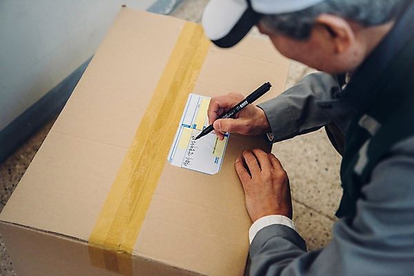 포토 JPG 주간 노년 남자 한명 상반신 야외 옆모습 실버라이프 펜 한국인 기록 택배기사 60대 실버취업 택배상자 운송장 노인남자한명만 국내포토 자연요소 1 라이프스타일 뷰포인트 사람 동양인 성인 상자 필기구 구직 배달원 택배 남자한명만 노인남자만 파일형식